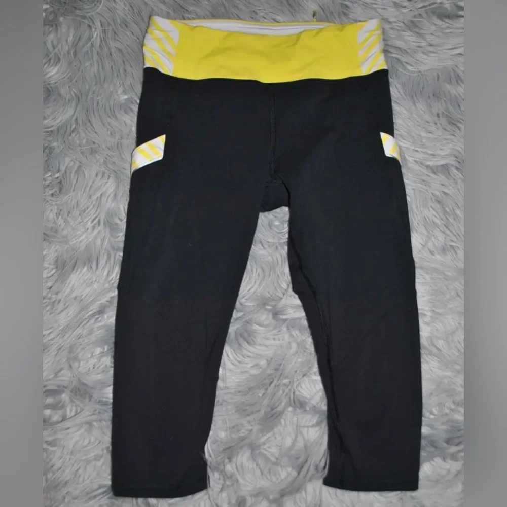 LULULEMON Run Mod Moves Crop Sizzle Twin Strip Yellow Black Yoga size 4 Womens